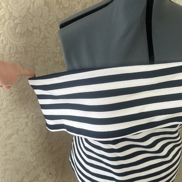 ❌SOLD❌Banana Republic Off Shoulder Top - Picture 3 of 6